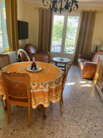La Maison-Es-Maisons. Valréas Esterno foto
